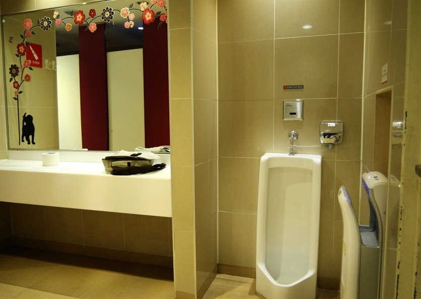 서울의 어느 대형마트 여자화장실에 남자소변기가 설치되어 있다. 아직은 혼자 남자화장실에 갈 수 없어, 엄마를 따라 여자화장실에 온 남자어린이용이다
